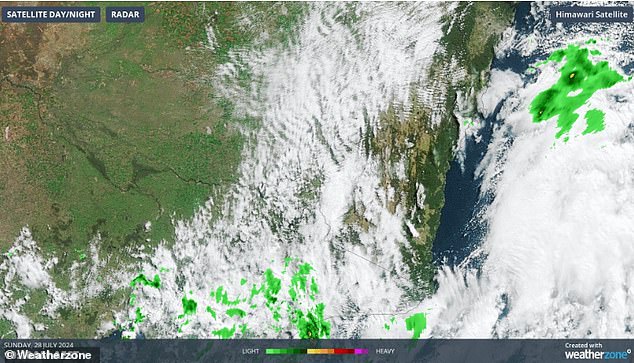 The forecast for Monday was for less snowfall, with only snow showers above 700 metres following widespread snow showers on Sunday.