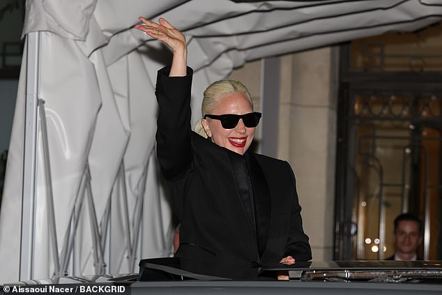 The artist gave a stylish show during the moment in a black jacket and a black ensemble underneath