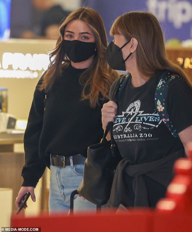 Charlotte also seems to get along well with Robert's mother Terri, and the two chat happily at the airport.