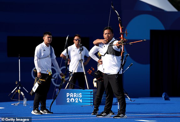 PARIS, FRANCE - JULY 29: Chih-Chun Tang of Team Chinese Taipei prepares to attempt an attempt during the men's 1/8 elimination match between Team Chinese Taipei and Team Great Britain on day three of the Paris 2024 Olympic Games at Esplanade Des Invalides on July 29, 2024 in Paris, France. (Photo by Julian Finney/Getty Images)