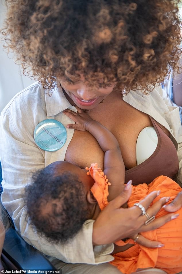 Fleur was joined by several women sitting on either side of her on the subway, all of whom were also breastfeeding their babies and wearing #FreeTheFeed badges