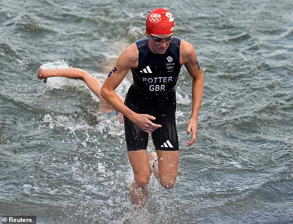 Paris 2024 Olympic Games - Triathlon - Women's individual - Paris, France - July 31, 2024. Beth Potter of Great Britain in action. REUTERS/Aleksandra Szmigiel