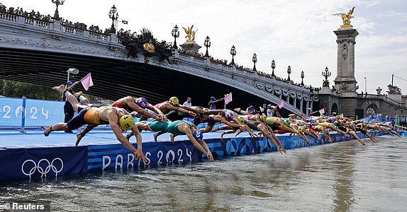 Paris 2024 Olympic Games - Triathlon - Individual Men - Paris, France - July 31, 2024. General view of athletes and the Alexander III Bridge after the start of the race REUTERS/Lisa Leutner