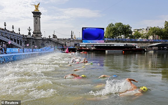 Paris 2024 Olympic Games - Triathlon - Individual Men - Paris, France - July 31, 2024. General view after the start of the race. REUTERS/Lisa Leutner