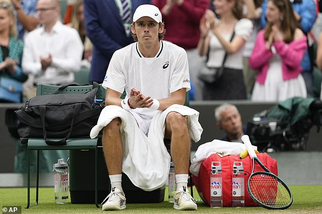 Alex de Minaur survived his 16-06 Wimbledon final but suffered an injury