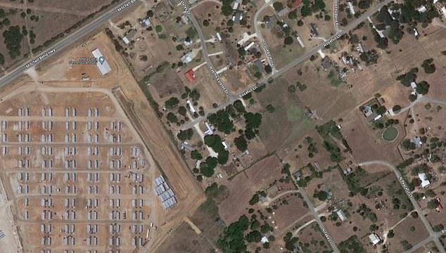 Above you see the Bitcoin mine (left) and the Texas town of Granbury (right) about an hour's drive from Fort Worth. Locals say they are being tortured by the noise