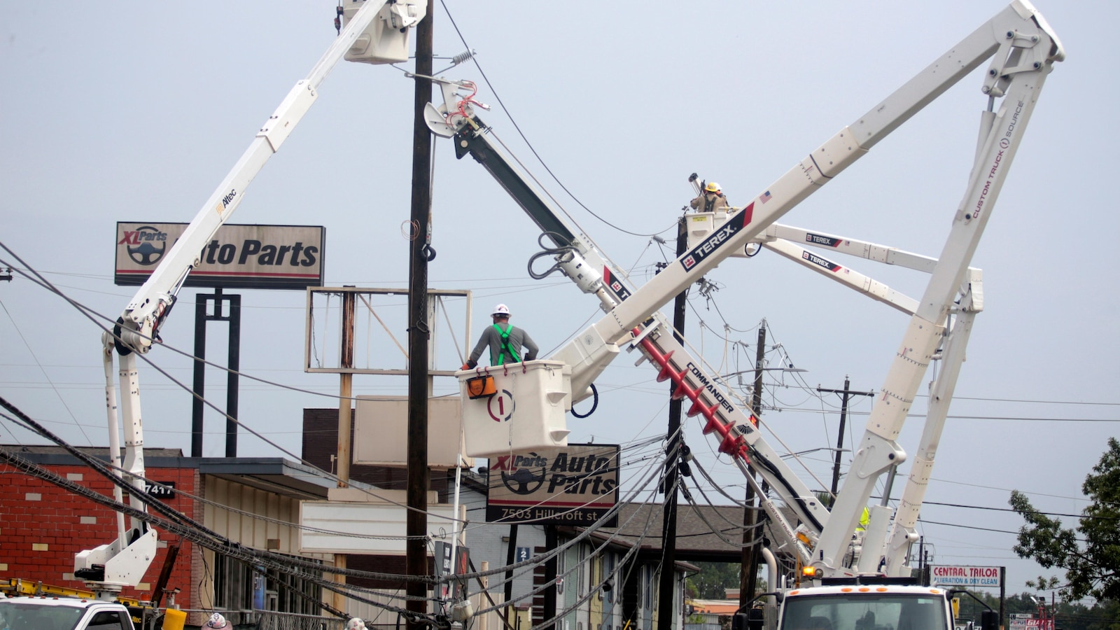 Anger Over Houston Power Outages After Beryl Has Repair Crews Facing