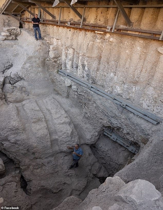 The structure was first discovered in the 1960s by British archaeologist Kathleen Kenyon, who noticed that the moat lay slightly east of the present-day Givati ​​Parking Lot. Kenyon thought the formation was simply a natural valley, but her discovery turned out to be a continuation of the moat, as it curved to the west.