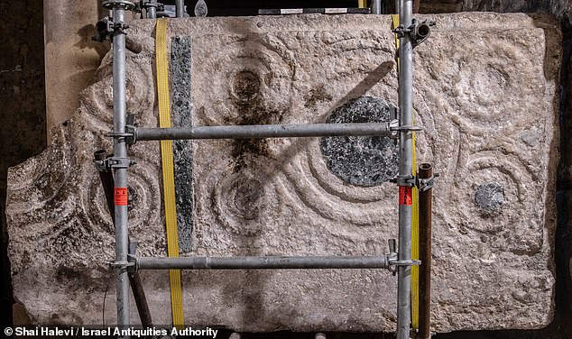 The stone was decorated with ribbon ornaments, a Roman custom in the Middle Ages, allowing researchers to determine that it was the altar consecrated in 1149.