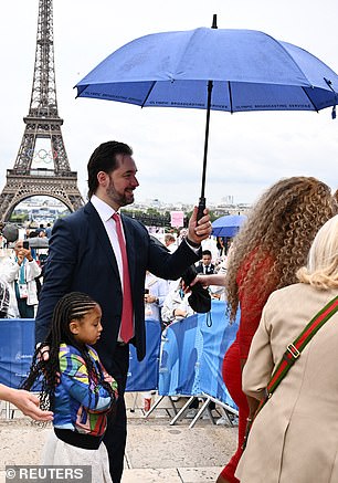 Alex Ohanian holds Serena Williams' umbrella