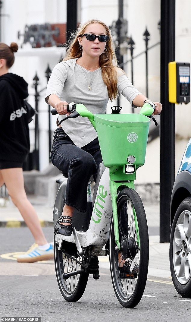 The newest member of the Lime e-bike fan club is Kate Moss' model daughter Lila