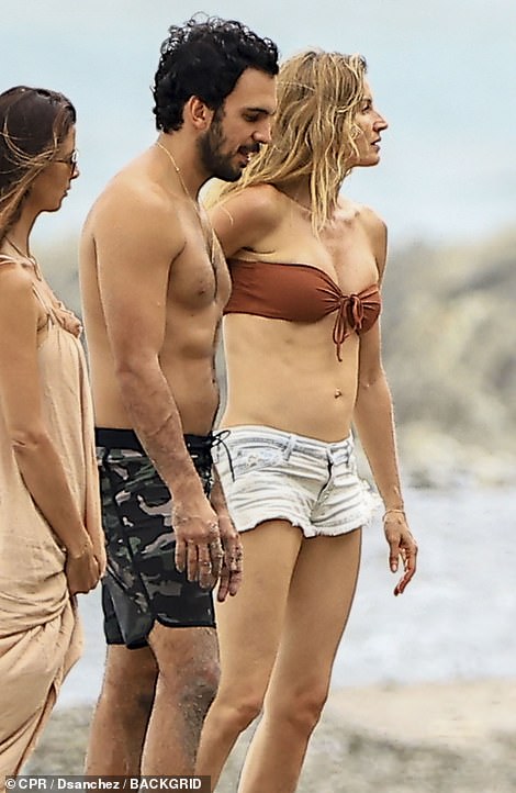 Gisele Bundchen looked sensational as she enjoyed a vacation in Costa Rica this week with her boyfriend Joaquim Valente and her children