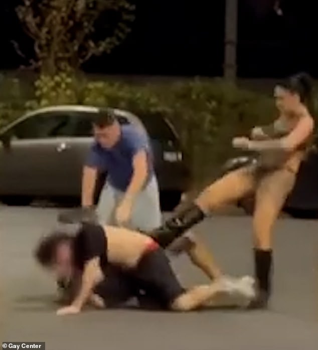 The woman and the attacker (in blue) kicked the homosexual men to the ground