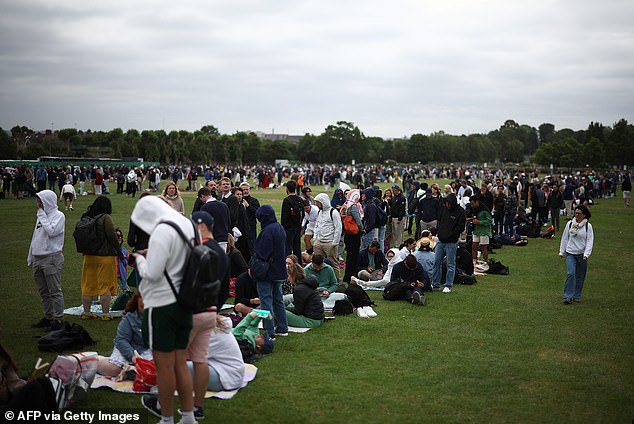 Early Birds: I joined the tennis fans queuing for the first day of the tournament