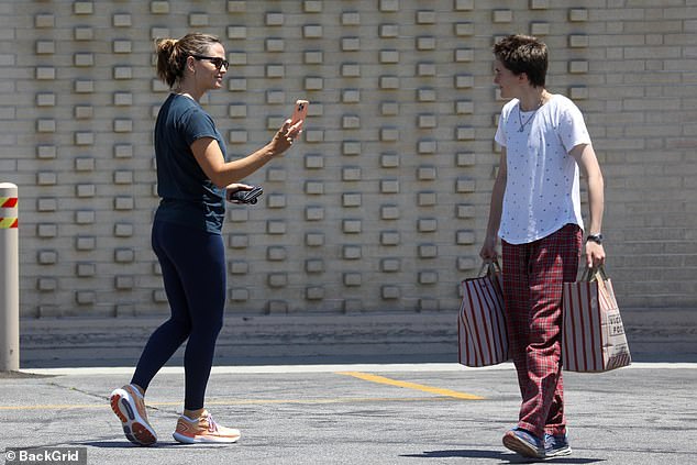 The actress kept it casual in a navy blue short-sleeved shirt and a pair of tight blue leggings