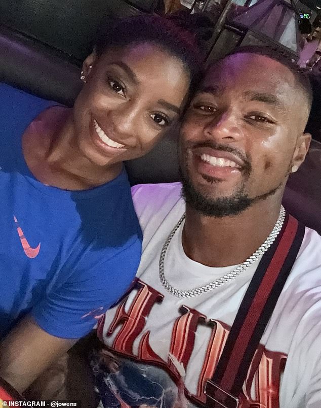 Jonathan Owens poses with wife Simone Biles for a selfie after she won gold at the Olympics