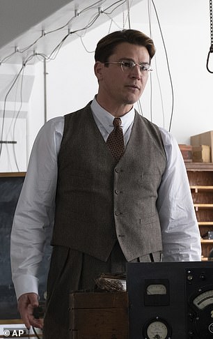 Hartnett gained 30 pounds to play the role of Nobel Prize-winning nuclear physicist Ernest Lawrence in Christopher Nolan's acclaimed film