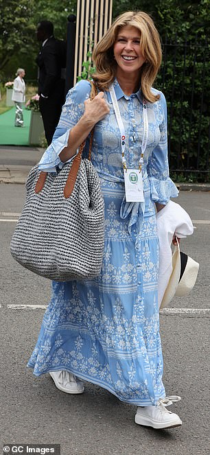 Earlier, Kate was also seen arriving with a bunch of bags to carry and holding a straw hat, while blinking a beam of light inside