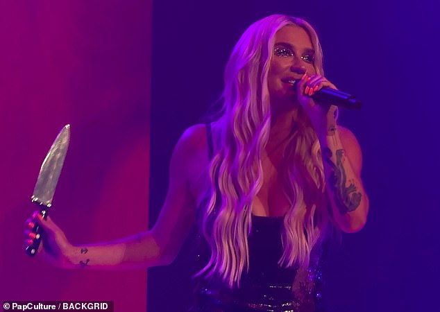 Kesha caused a stir on Thursday when she performed her new single JOYRIDE with a large knife at the Hard Rock Casino in Atlantic City