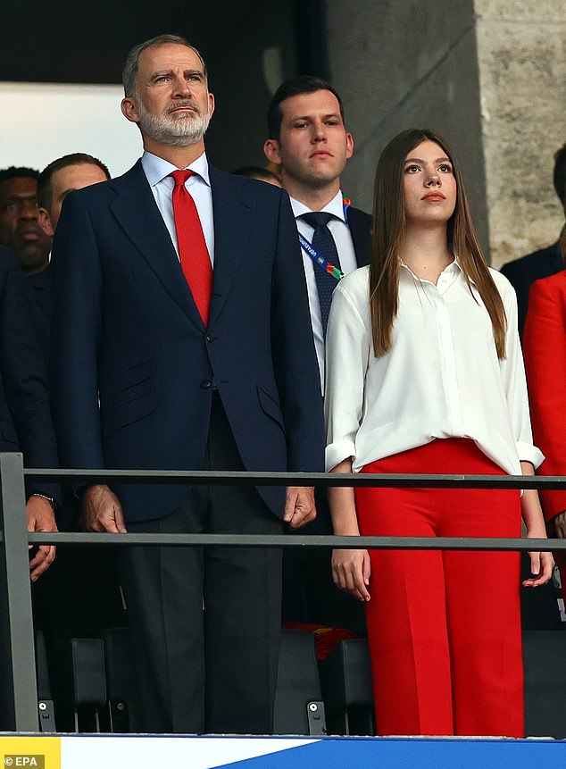 King Felipe and Infanta Sofía looked cheerful as they arrived at the German stadium tonight