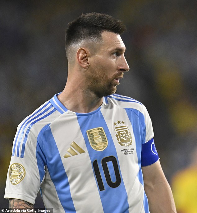 Lionel Messi urged his teammates to behave accordingly ahead of Enzo Fernandez's racist row