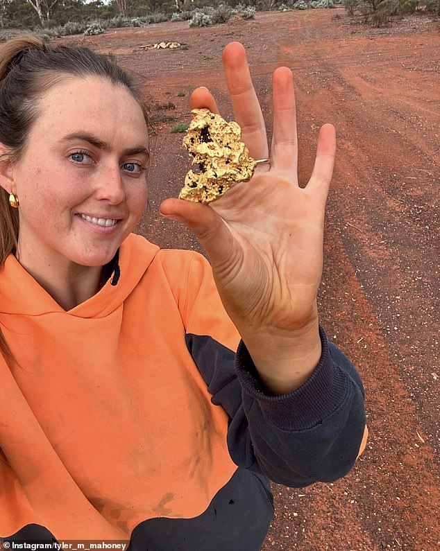 Tyler Mahoney shows off $20,000 gold nugget from 'sunbather' found in WA