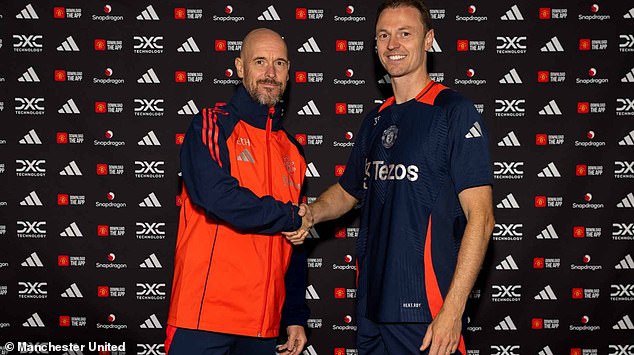 Jonny Evans has signed a new one-year contract to stay at Old Trafford until June 2025