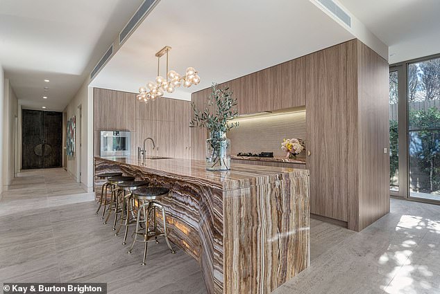 The beautiful kitchen with breakfast bar. (In the photo)