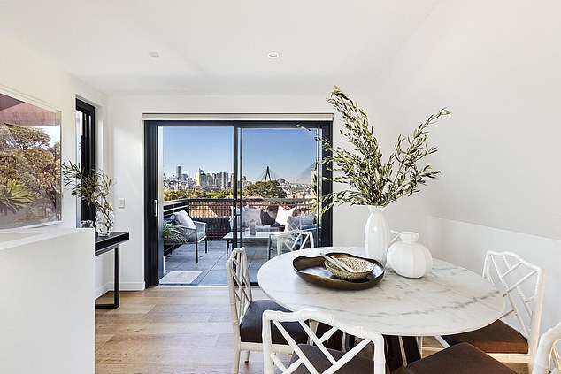 With stunning views of the CBD skyline and Anzac Bridge, the cooking area features Carrara quartz stone worktops and a luxurious breakfast bar