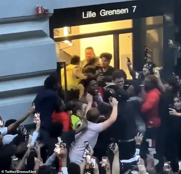 YouTube star IShowSpeed ​​​​attacked by crowd of fans while leaving an event in Norway