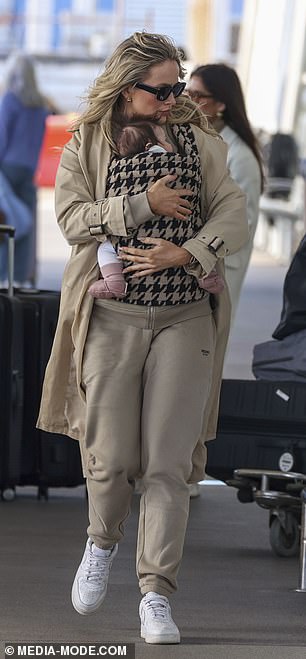 For the trip, Simone looked casual in beige sweatpants and a matching hoodie, which she paired with a brown trench coat