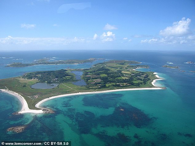 'Award-winning accommodations, deserted coves and aquamarine seas' await visitors to car-free Tresco. Image courtesy of Wikimedia Commons