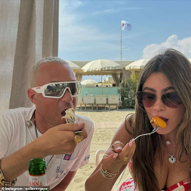 Vergara and buddy Pietro Tavallini enjoyed the meal al fresco