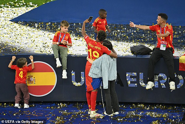 Yamal took a selfie with his new boyfriend after they stayed on the pitch for a long time after the trophy was lifted