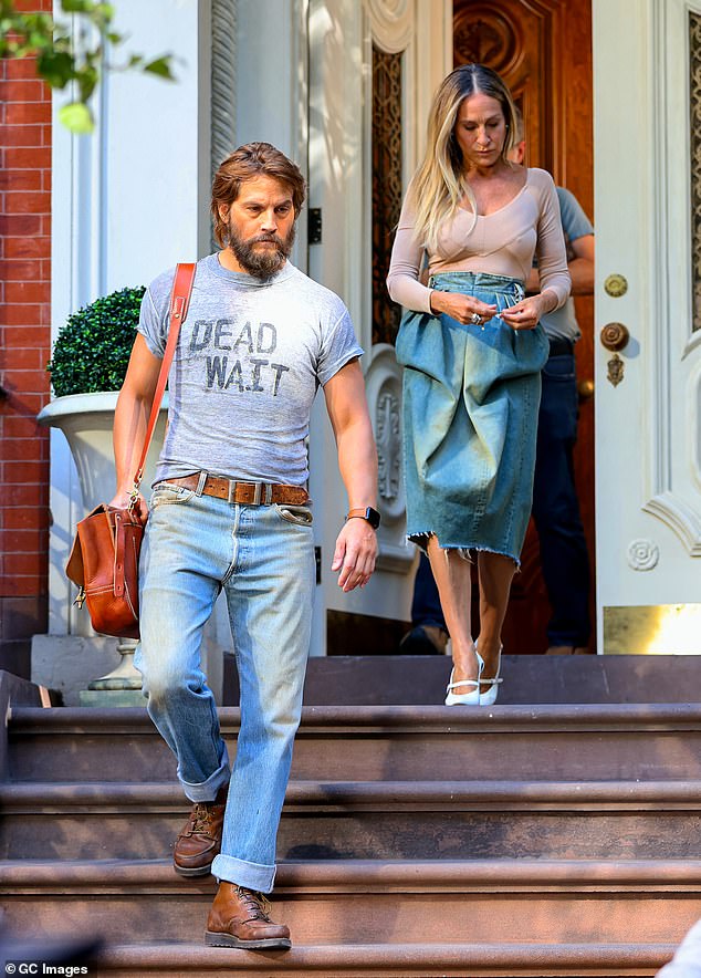 Sarah Jessica Parker was photographed this week on the set of And Just Like That with her new co-star Logan Marshall-Green