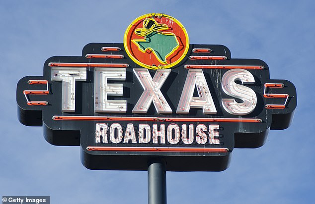 Health and nutrition influencer Brendan Oxford warned his followers to stay away from Texas Roadhouse sandwiches, warning that they are simple carbs that will make you order more food