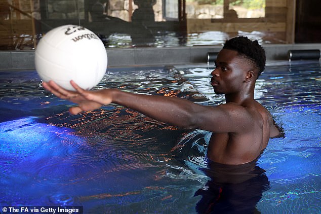 English stars were given the chance to recover from the Dutch victory by relaxing in the pool