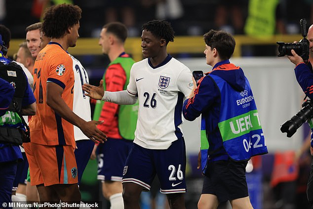 Kobbie Mainoo (no. 26) and Joshua Zirkzee (left) shake hands on Wednesday evening