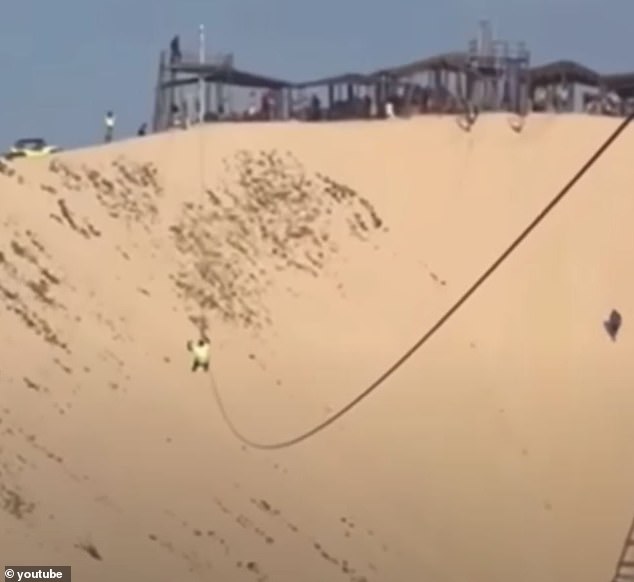 Sergio Lima filmed himself sliding down a cable car on the beach of Canoa Quebra in the municipality of Aracati in October 2022, when one of the wooden beams collapsed and sent him plummeting to the ground, while his girlfriend watched in horror