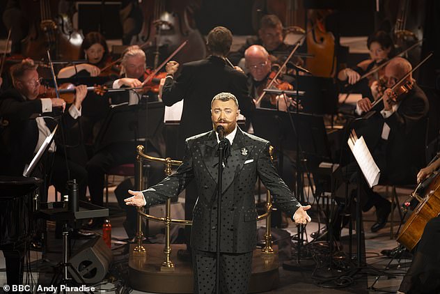 During the performance, the singer opted for a quick outfit change and slipped into a stylish black polka dot double-breasted suit