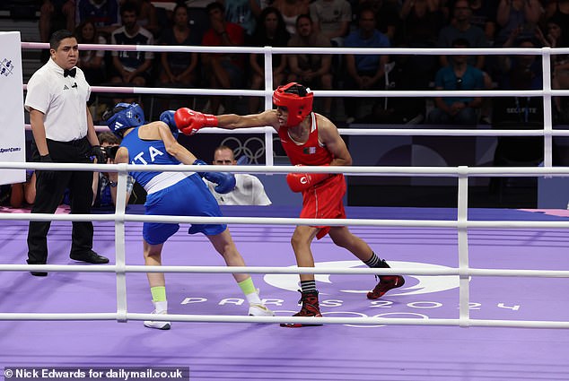 The Italian woman panicked after the cross from Algerian Imane Khelif (in red)