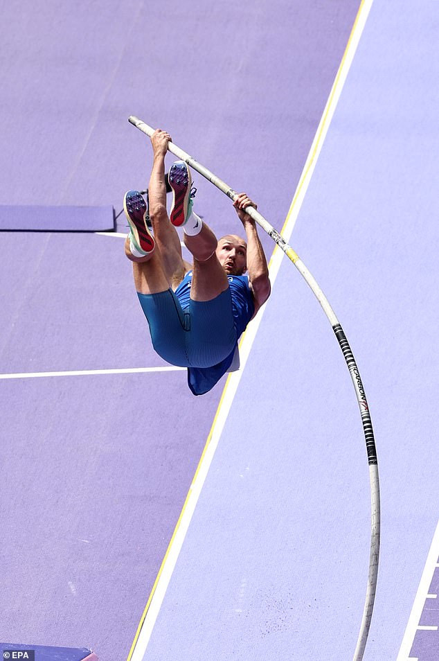 The Estonian athlete couldn't find the right angle and eventually fell