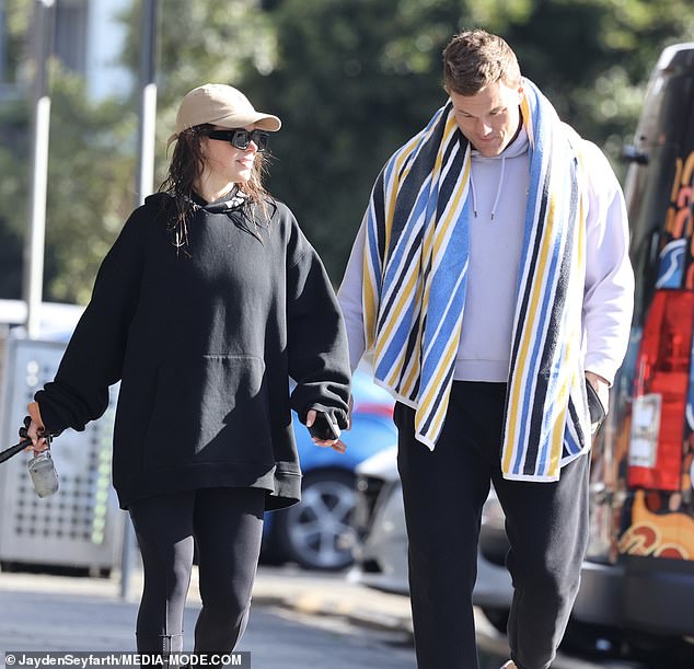 She completed her outfit with a pair of dark-colored sneakers, sunglasses and a baseball cap, which allowed her brown locks to fall freely over her shoulders.