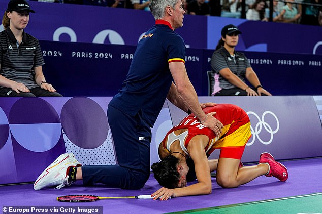 The Spaniard sobbed uncontrollably as she was forced to abandon the race after trying to continue with her knee heavily strapped