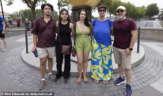 From left to right: Luca Antoniutti, Arya Kahramaner, Marcela Antoniutti, Carla de Castro Ferreira and Luiz Antoniutti at the Princess Diana Memorial