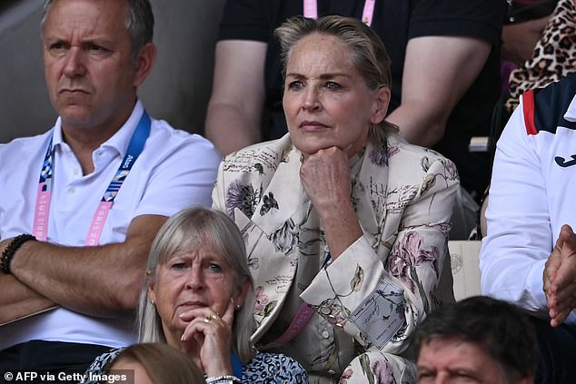 The American actress wore a beige suit with neutral drawings of different flowers, with a matching blouse under the jacket.