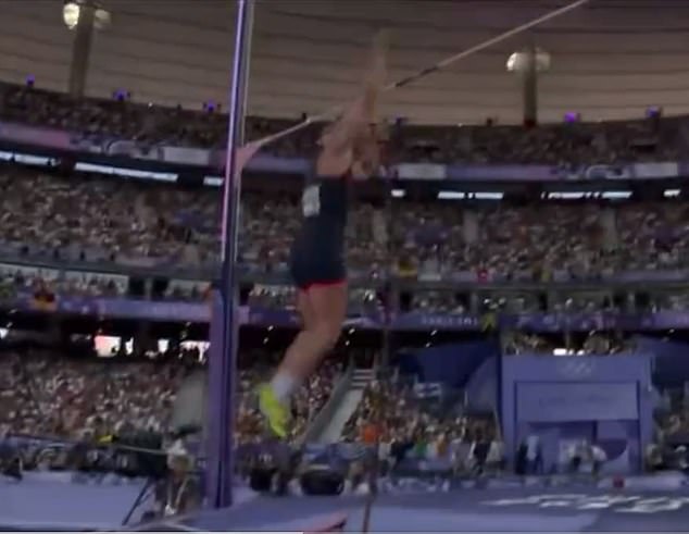 In one of her attempts, she accidentally threw herself to the right, nearly flying into a cameraman standing at the side of the event area