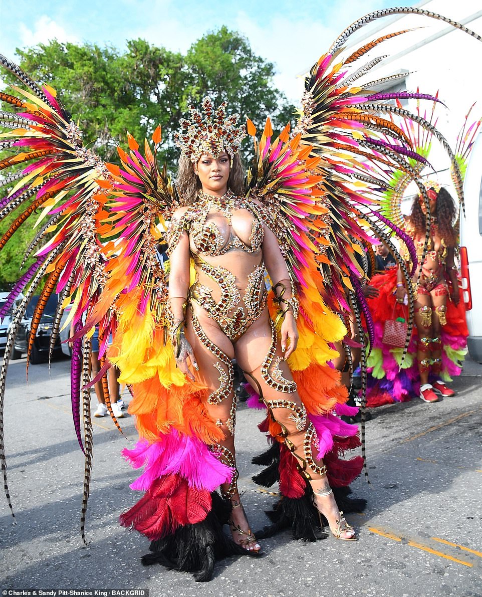 The matching costume featured two rows of stones that swept over her waist, culminating in the ultra-high-cut bottom