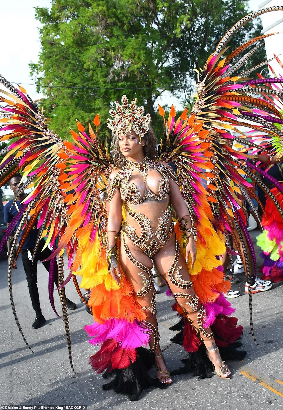 Seahorse-like strands of dark stones were arranged in arching strands along her legs and thighs, and she completed her costume with a pair of open heels