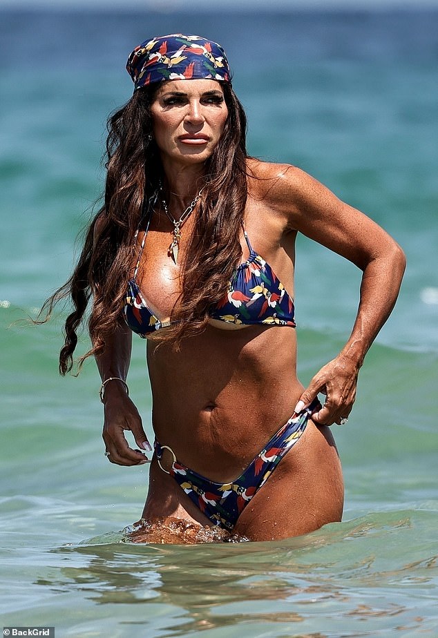 The mother of four showed off her flat stomach in the sexy beach look